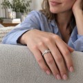 Juliette - Δαχτυλίδι αρραβώνων με στρογγυλό μοϊσανίτη και γάμπα παβέ